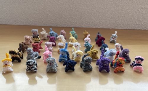 handgestrickte Katzenbabys div. Farben