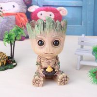 Baby Groot sitzend